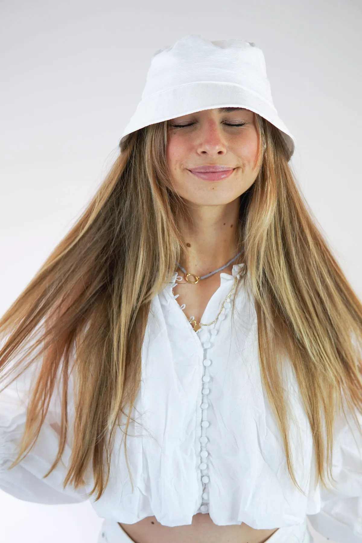 White dots bucket hat