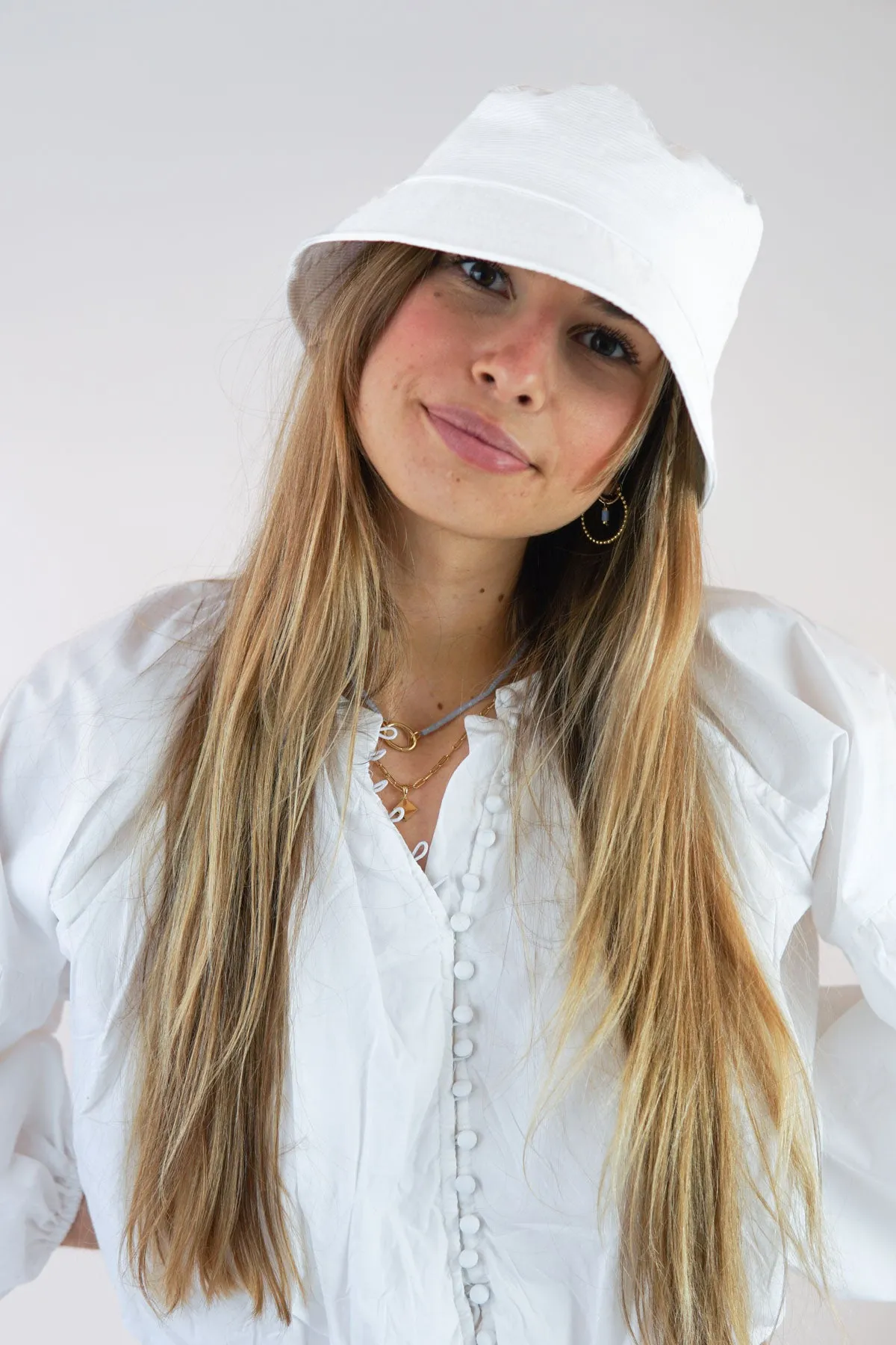 White dots bucket hat