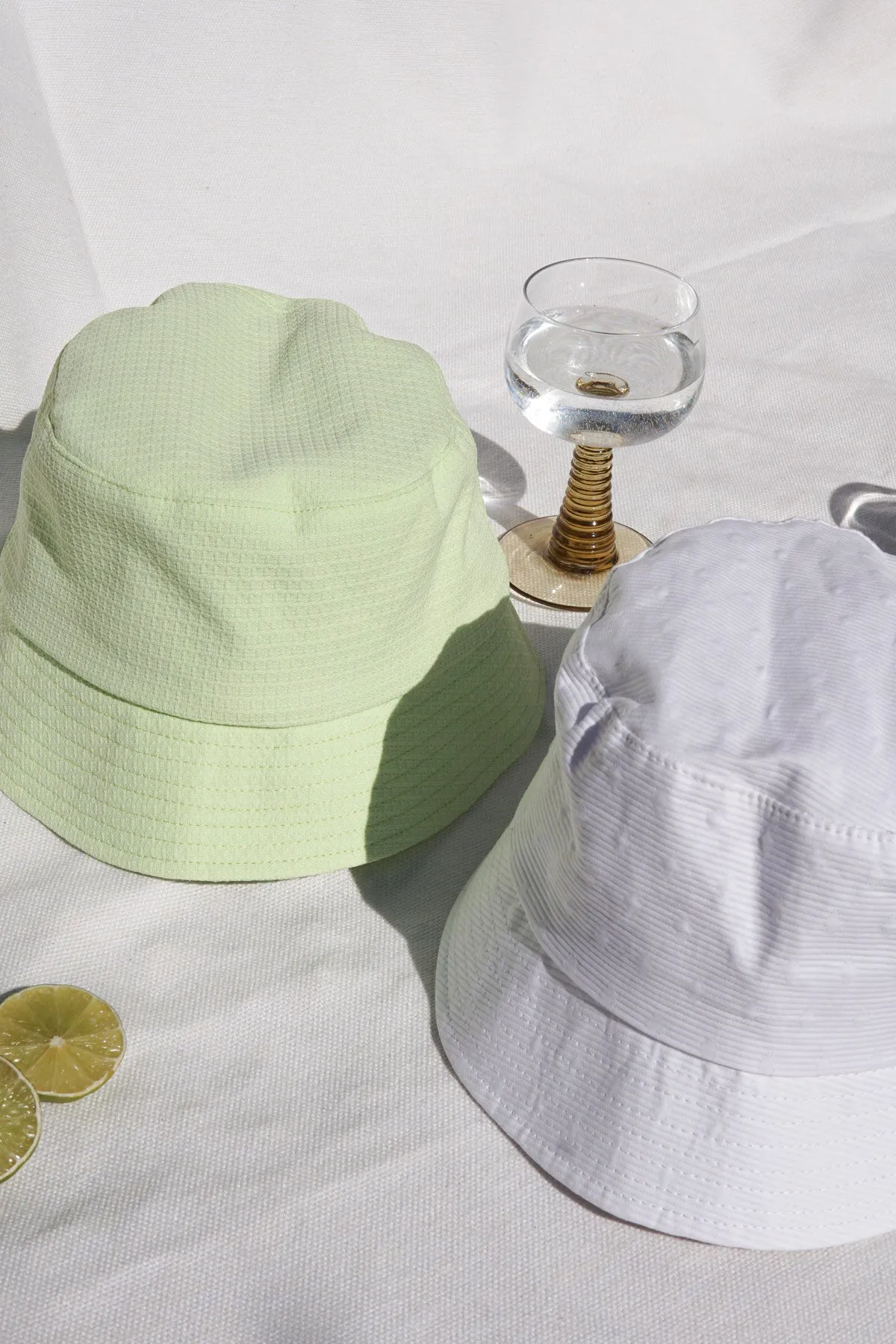 White dots bucket hat