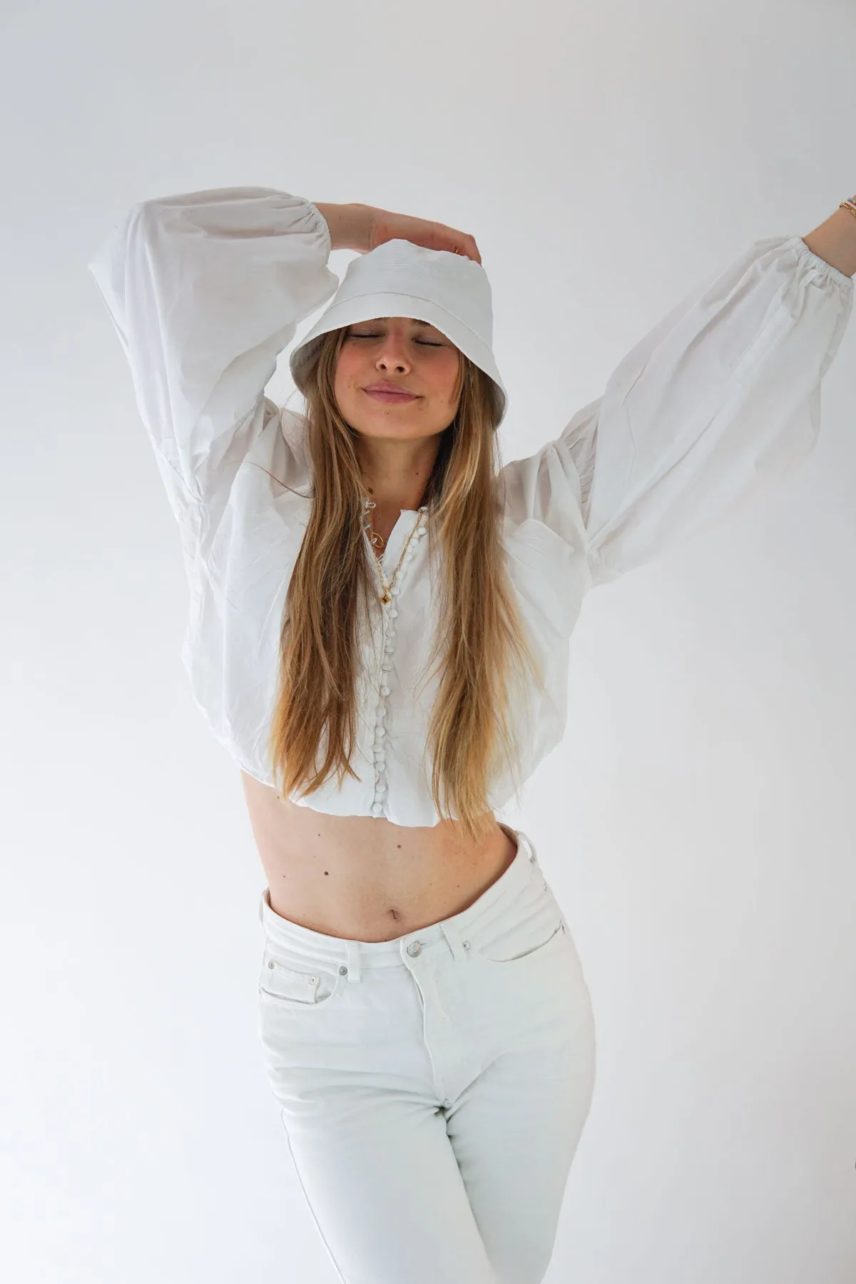White dots bucket hat