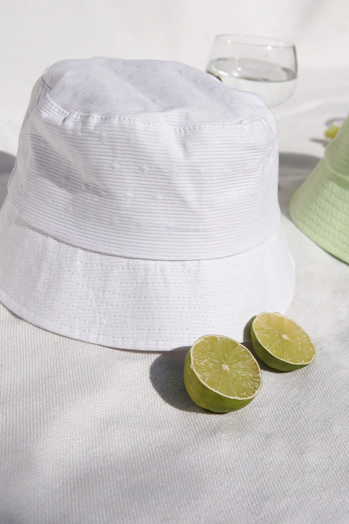 White dots bucket hat